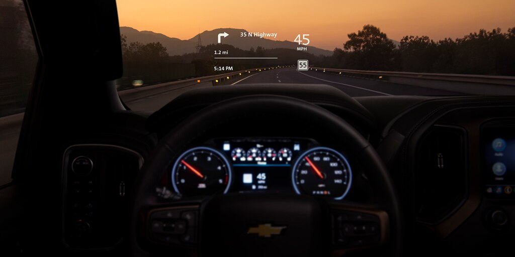 Head-up Display en la nueva Chevy Silverado HD circulando a la hora del atardecer