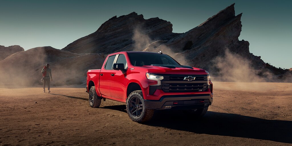 Vista de tres cuartos de la pickup Chevrolet Silverado 2023 estacionada al lado de montañas