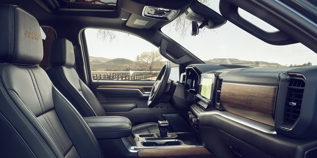 Vista de los asientos delanteros en el interior de la Chevrolet Silverado 1500 2023, desde la puerta del lado del pasajero