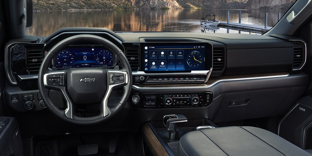 Vista del volante y tablero en el interior de la Chevrolet Silverado 1500 2023