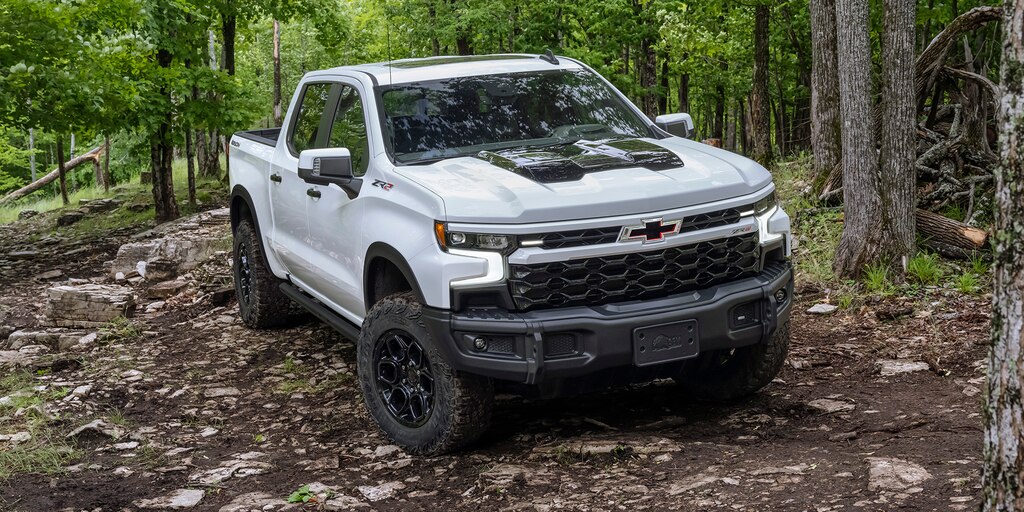 La Silverado ZR2 Bison 2023 circulando fácilmente por un sendero todo terreno