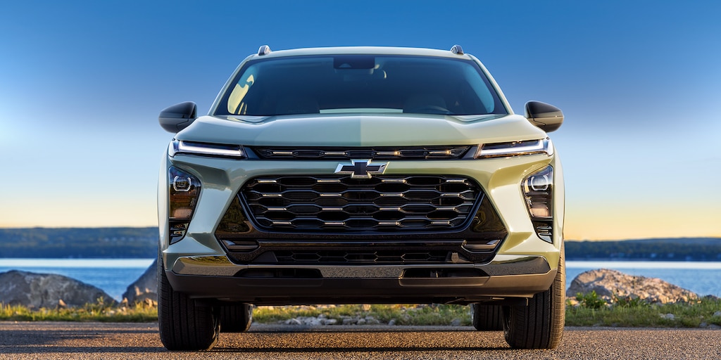 La parte delantera rediseñada de la Chevy Trax 2024 con el océano de fondo