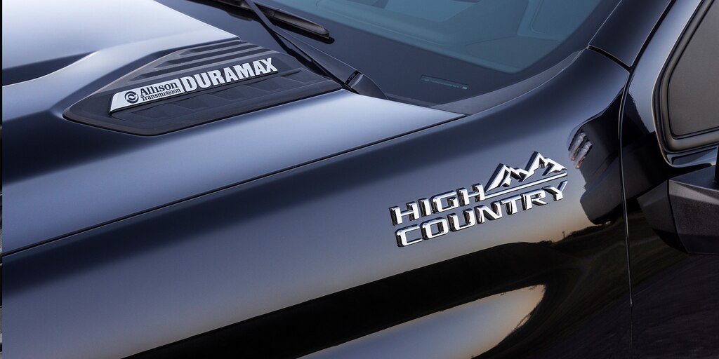 Elegante emblema de High Country mostrado en la Silverado HD 2024