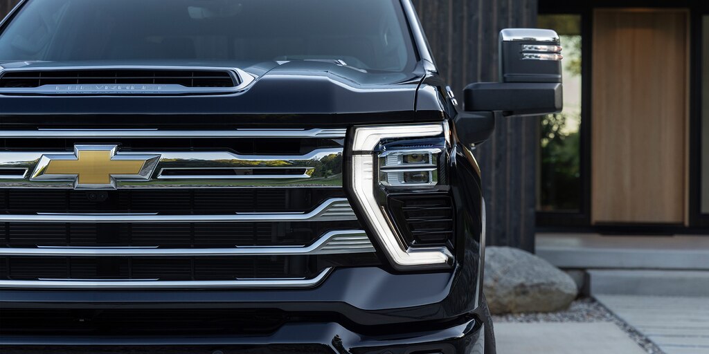 Emblema, parrilla y faros delanteros Intellibeam en la Silverado HD 2024