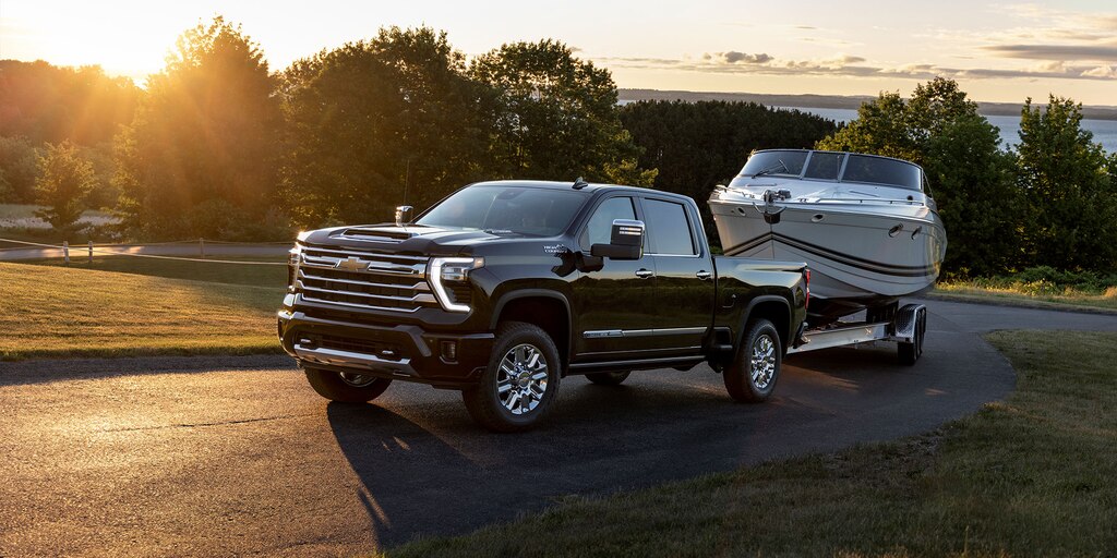 Una Silverado HD 2024 remolcando un bote al atardecer