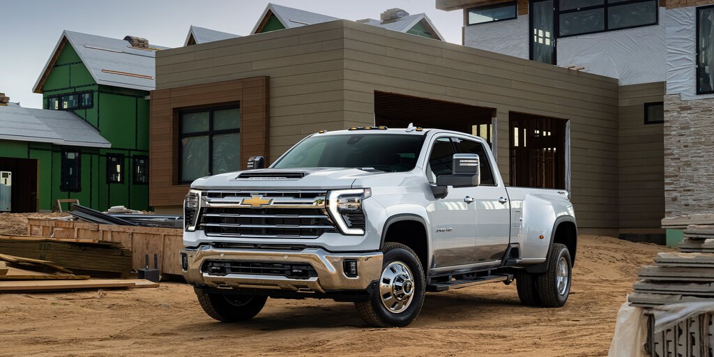 Una Silverado HD 2024 en Blanco Nevado estacionada