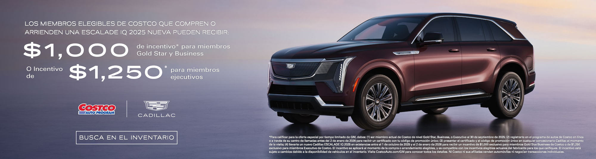 Vista de medio perfil de una Cadillac ESCALADE IQ 2025 estacionada bajo un hermoso cielo junto a un texto promocional de ofertas actuales