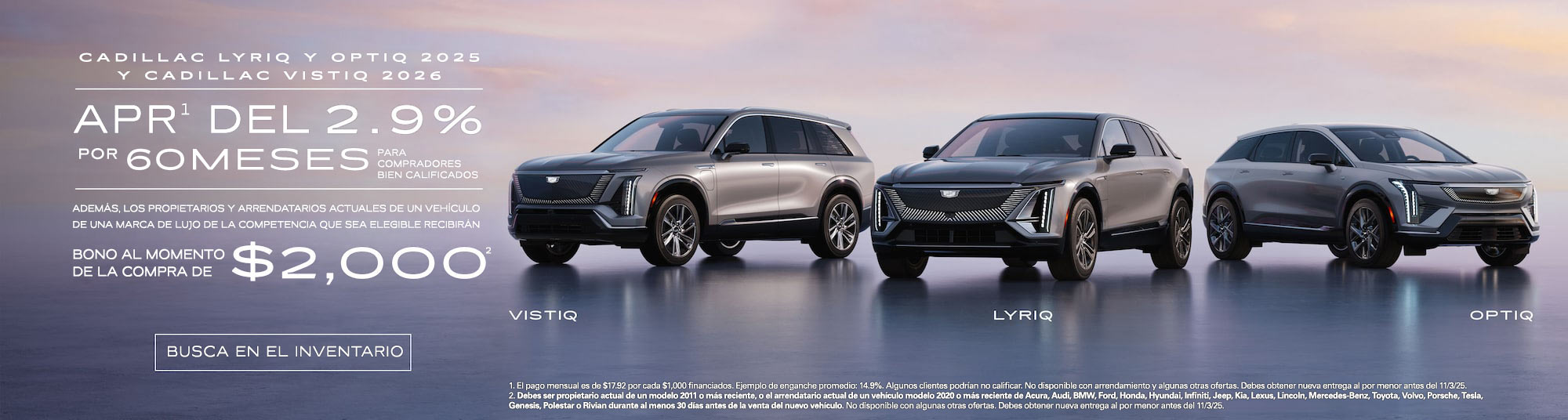 Vista de medio perfil de las Cadillac VISTIQ, LYRIQ y OPTIQ estacionadas bajo un hermoso cielo junto a un texto promocional de ofertas actuales