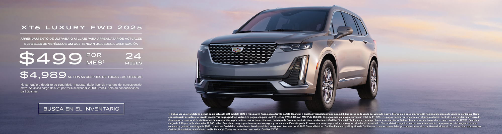 Vista de medio perfil de una Cadillac XT6 2025 estacionada bajo un hermoso cielo junto a un texto promocional de ofertas actuales