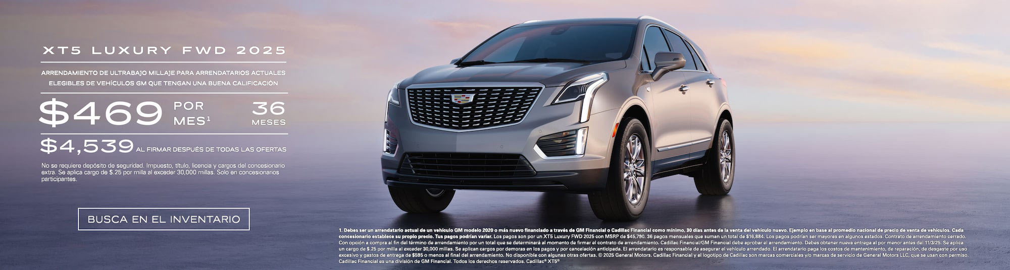 Vista de medio perfil de una Cadillac XT5 2025 estacionada bajo un hermoso cielo junto a un texto promocional de ofertas actuales