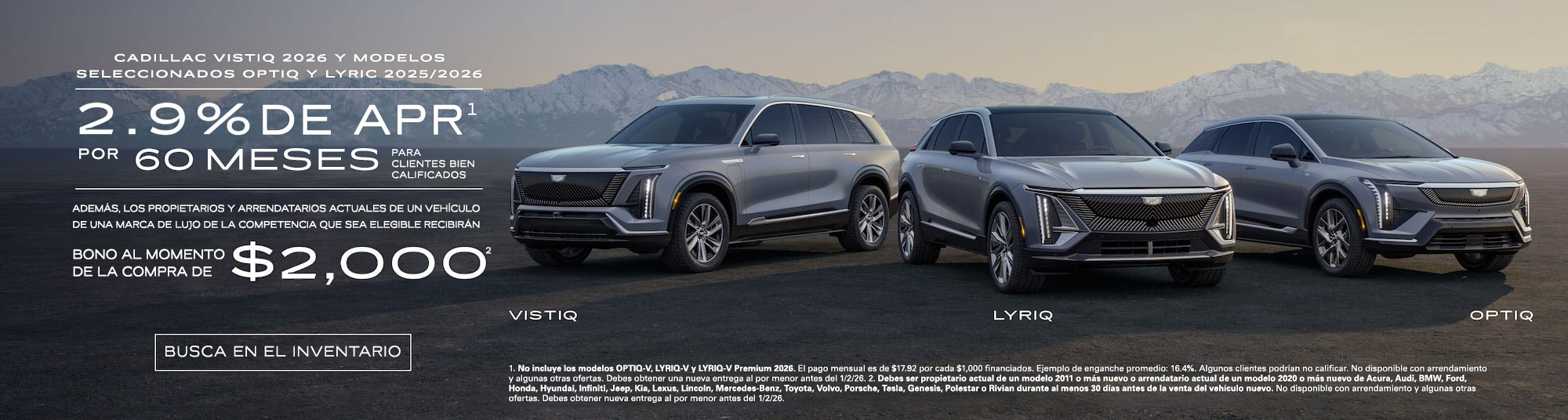 Vista de medio perfil de las Cadillac VISTIQ, LYRIQ y OPTIQ estacionadas bajo un hermoso cielo junto a un texto promocional de ofertas actuales