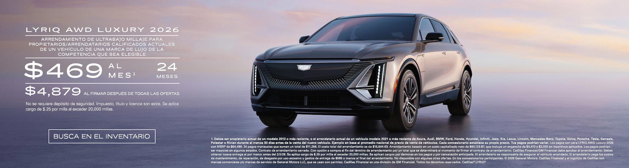 Vista de medio perfil de una Cadillac OPTIQ 2026 estacionada bajo un hermoso cielo junto a un texto promocional de ofertas actuales