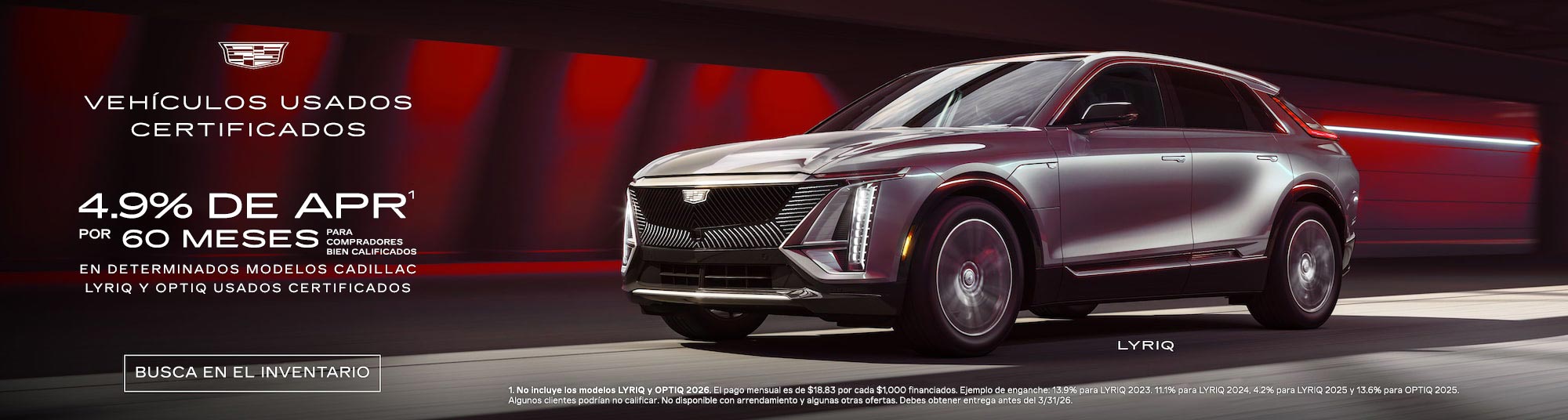 Vista de medio perfil de una Cadillac XT6 2025 estacionada bajo un hermoso cielo junto a un texto promocional de ofertas actuales