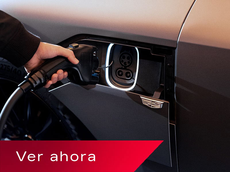 Primer plano de alguien introduciendo un cargador EV en el puerto de carga de la Cadillac LYRIQ