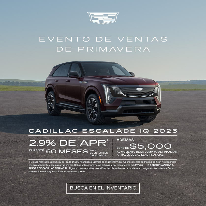 Vista de medio perfil de una Cadillac OPTIQ 2026 estacionada bajo un hermoso cielo junto a un texto promocional de ofertas actuales