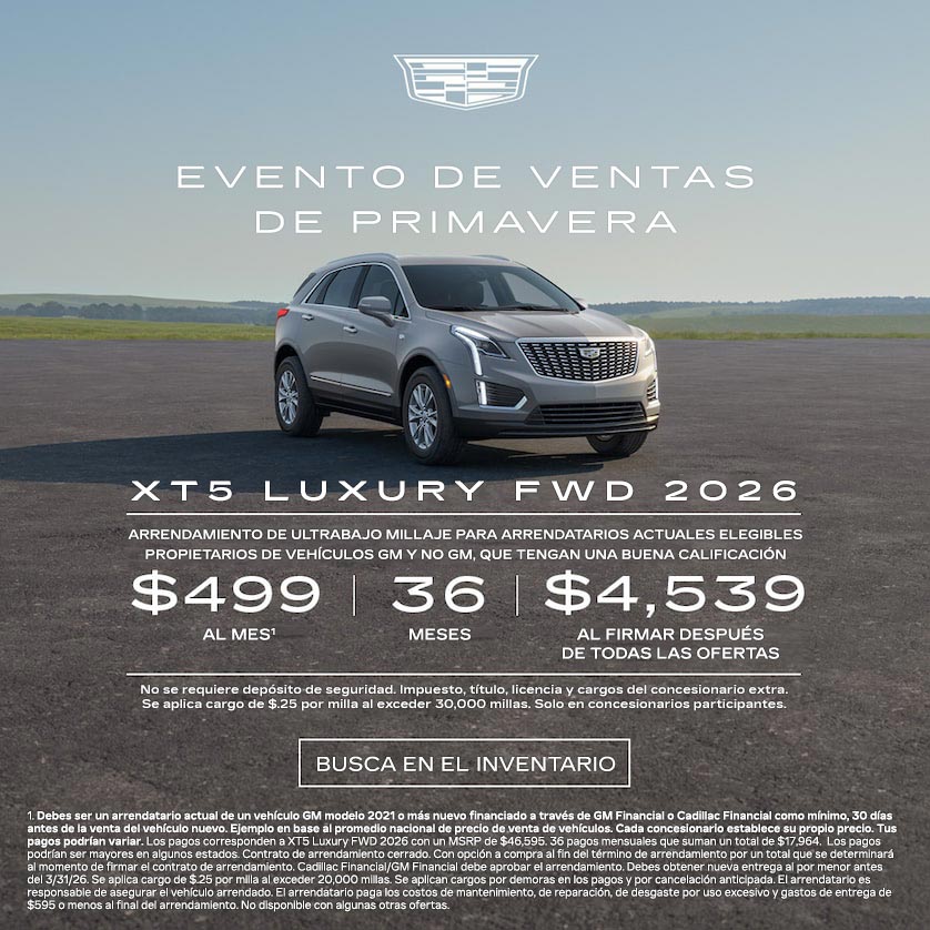 Vista de medio perfil de una Cadillac XT5 2025 estacionada bajo un hermoso cielo junto a un texto promocional de ofertas actuales