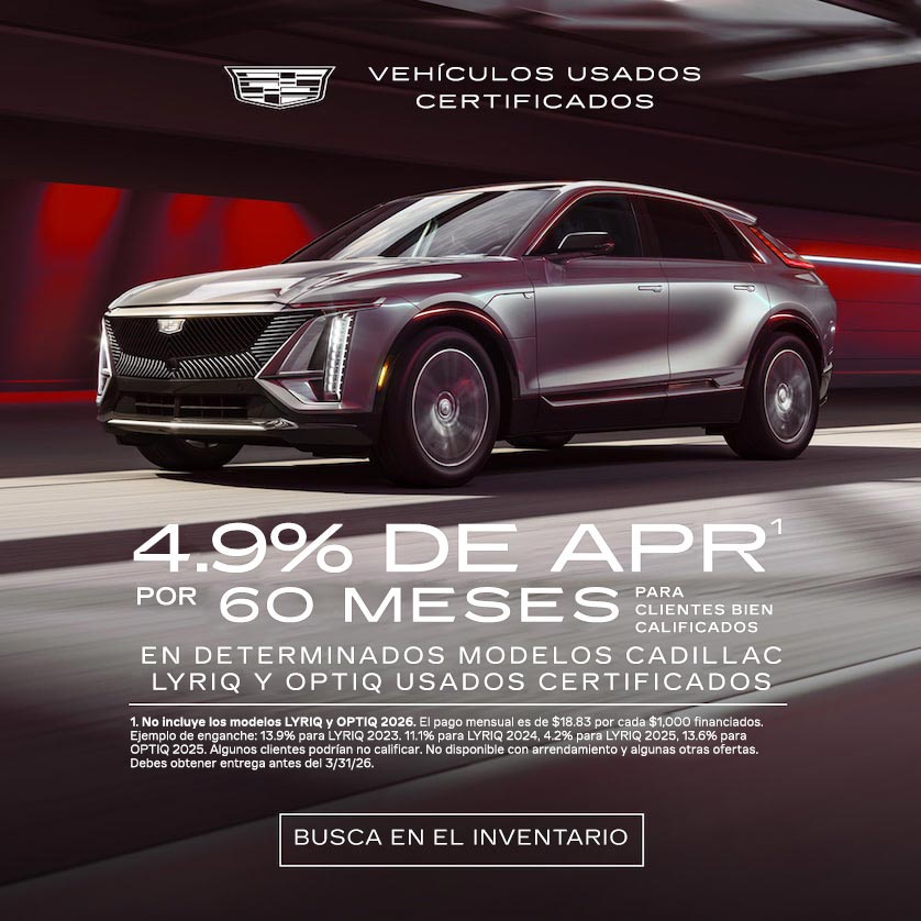 Vista de medio perfil de una Cadillac XT6 2025 estacionada bajo un hermoso cielo junto a un texto promocional de ofertas actuales