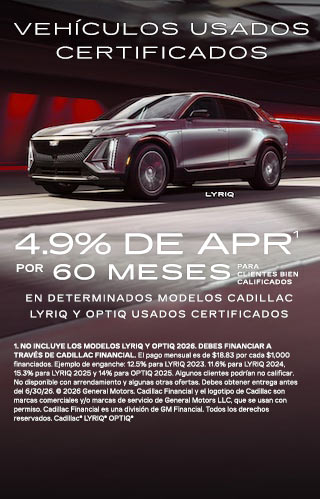 Una formación de múltiples vehículos, incluidos Cadillac VISTIQ, LYRIQ y OPTIQ, estacionados en una entrada pavimentada con piedras, con un atardecer de fondo