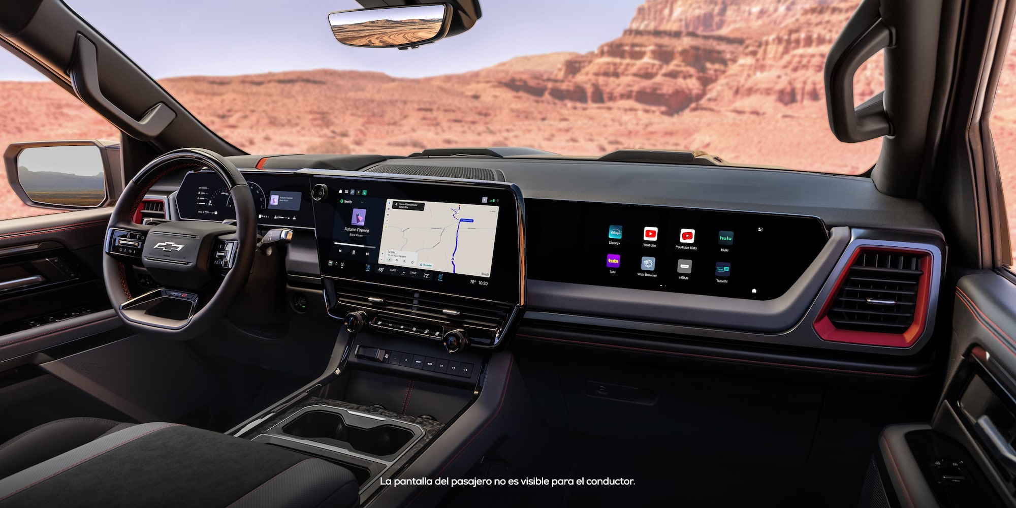 Interior y tablero de la primera fila de Chevrolet Silverado 1500 2027 con vista a un cañón desértico