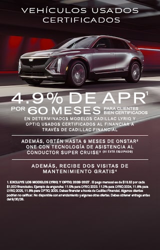 Una formación de múltiples vehículos, incluidos Cadillac VISTIQ, LYRIQ y OPTIQ, estacionados en una entrada pavimentada con piedras, con un atardecer de fondo
