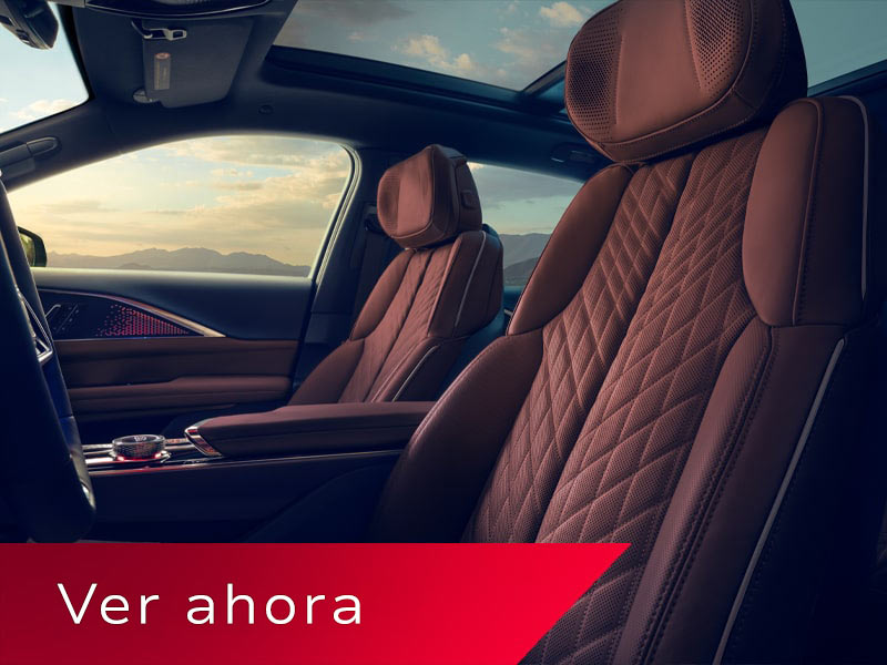 Imagen en miniatura del video que muestra los asientos delanteros de Cadillac LYRIQ 2027 con tapizado de piel acolchado y un techo de vidrio panorámico.