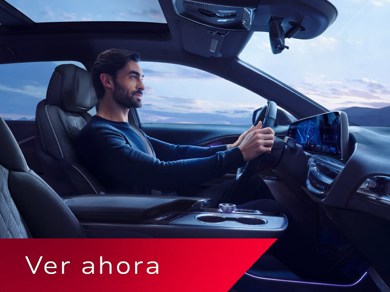 Imagen en miniatura del video que muestra un conductor dentro de Cadillac LYRIQ 2027 con un techo de vidrio panorámico y vistas interiores de la cabina.