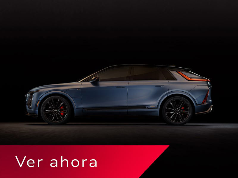 Primer plano de una mujer conduciendo una Cadillac LYRIQ
