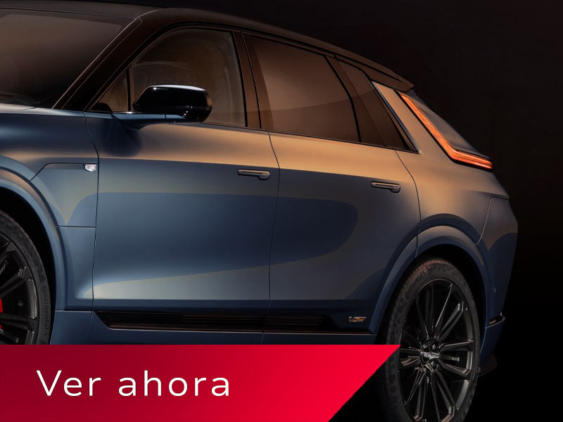 Primer plano de las manijas de las puertas exteriores del lado del conductor de una Cadillac LYRIQ-V