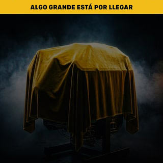 Un bloque de motor cubierto con una lona Amarilla en el medio de una habitación con humo dentro de un marco de cuatro por tres