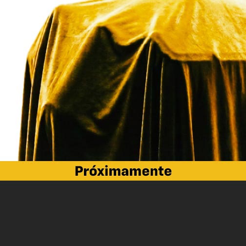 Un bloque de motor cubierto con una lona Amarilla