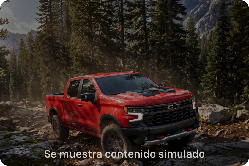 Chevy Silverado de color Naranja andando en modo todo terreno por un bosque
