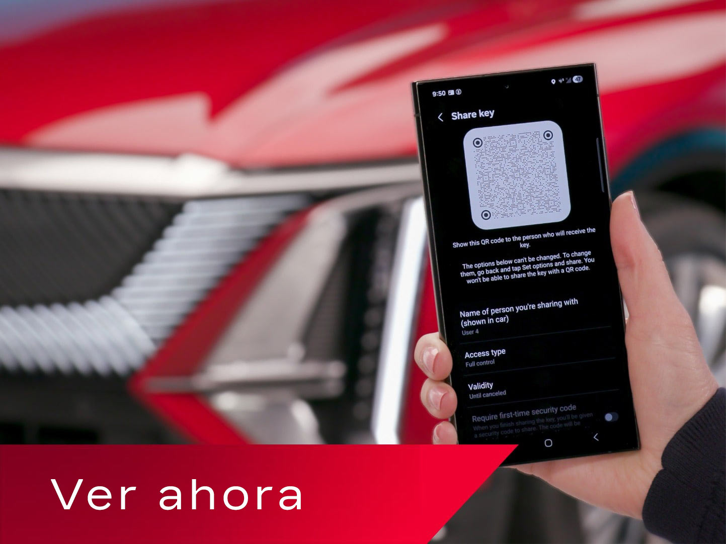 Primer plano de un cliente utilizando la función de llave digital de Cadillac en su teléfono Samsung para destrabar su vehículo Cadillac