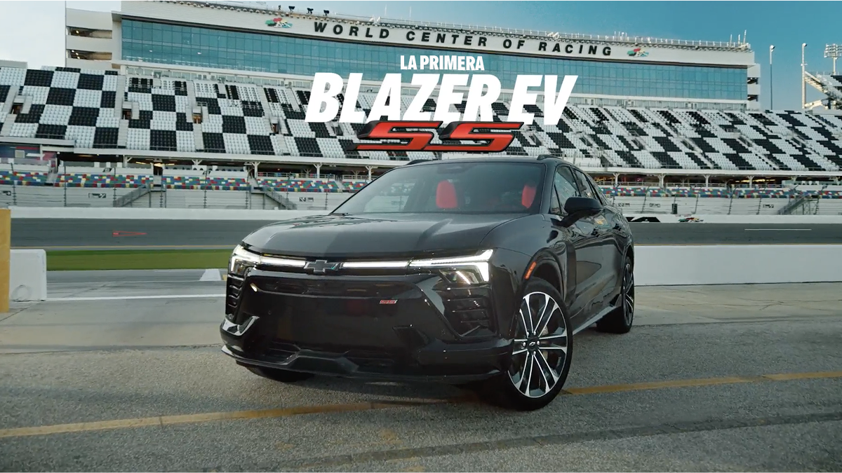 Chevy Blazer EV SS estacionada en una pista de carreras