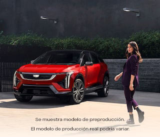 Mujer en frente de un vehículo cadillac