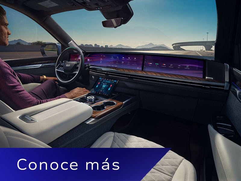 Un hombre conduce un Cadillac Escalade utilizando la función de manejo manos libres Super Cruise